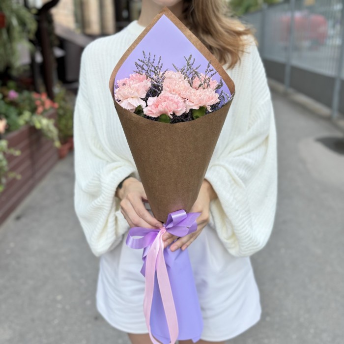 7 светло-розовых гвоздик с лимониумом