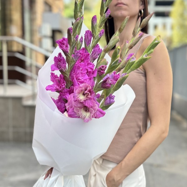 7 фиолетовых гладиолусов