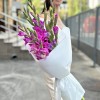 7 фиолетовых гладиолусов