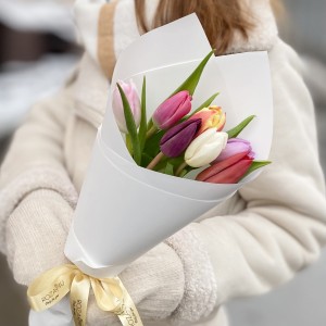 7 разноцветных тюльпанов в упаковке