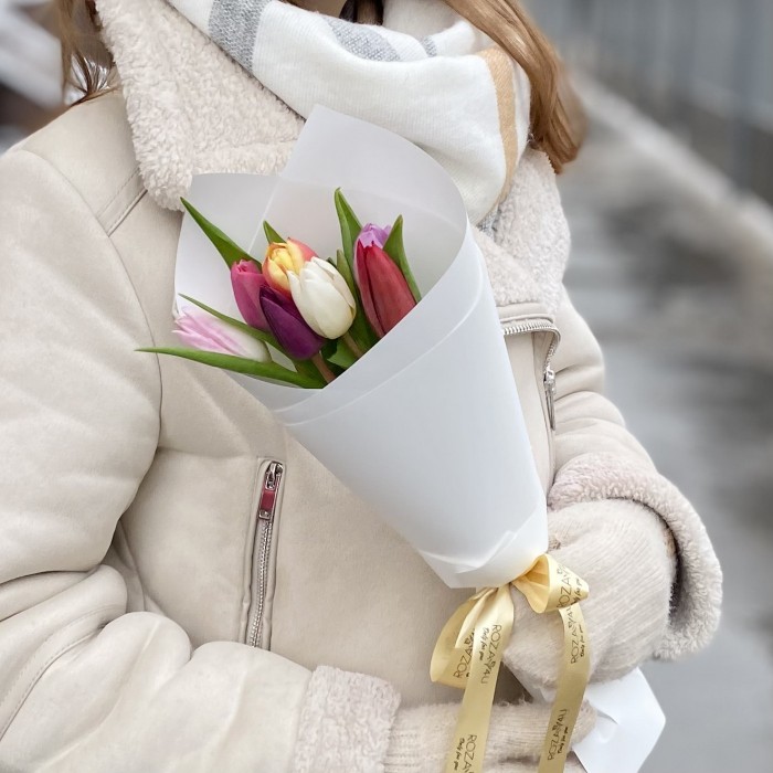 7 разноцветных тюльпанов в упаковке