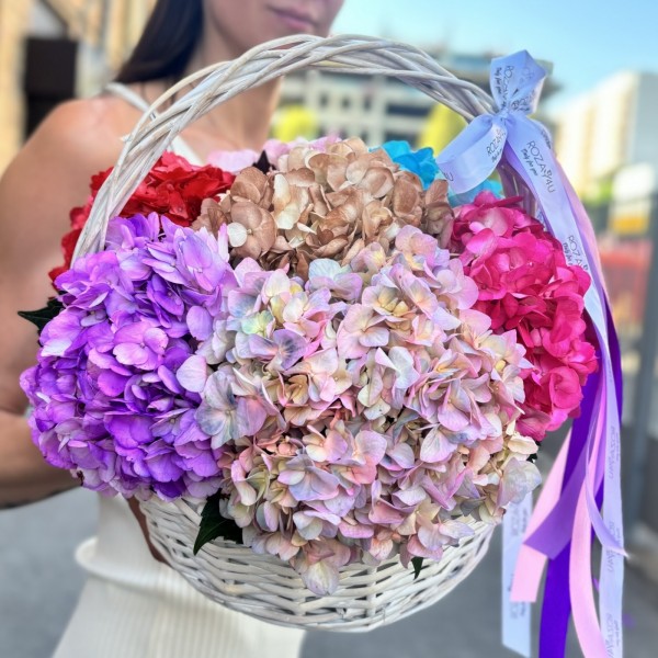 7 ярких гортензий в корзине