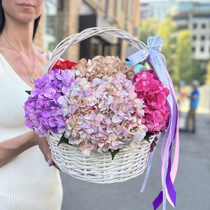7 ярких гортензий в корзине