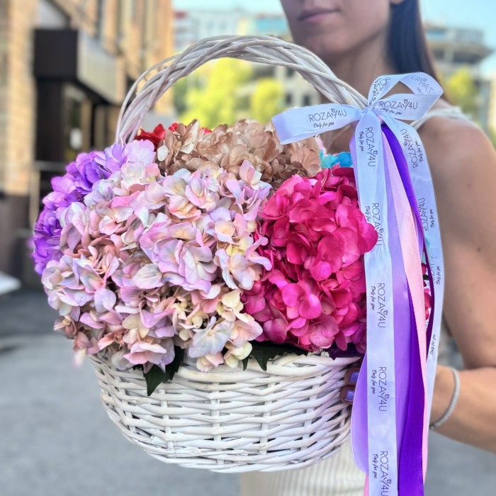 7 ярких гортензий в корзине