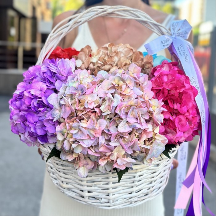 7 ярких гортензий в корзине