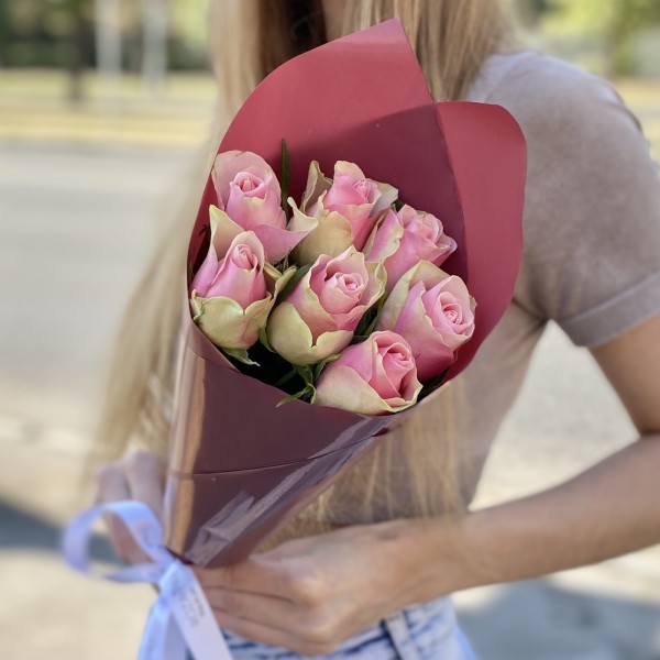 7 розово- зеленых роз Бел-роз в упаковке