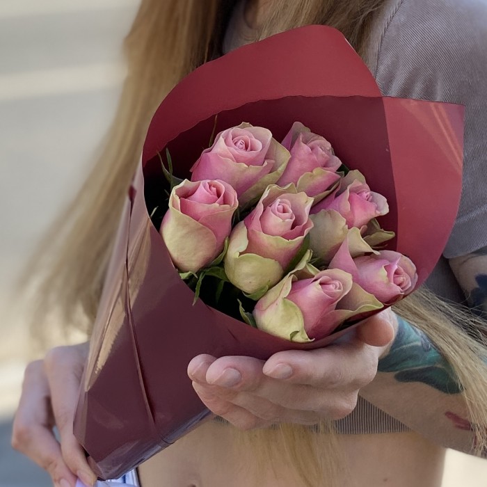 7 розово- зеленых роз Бел-роз в упаковке