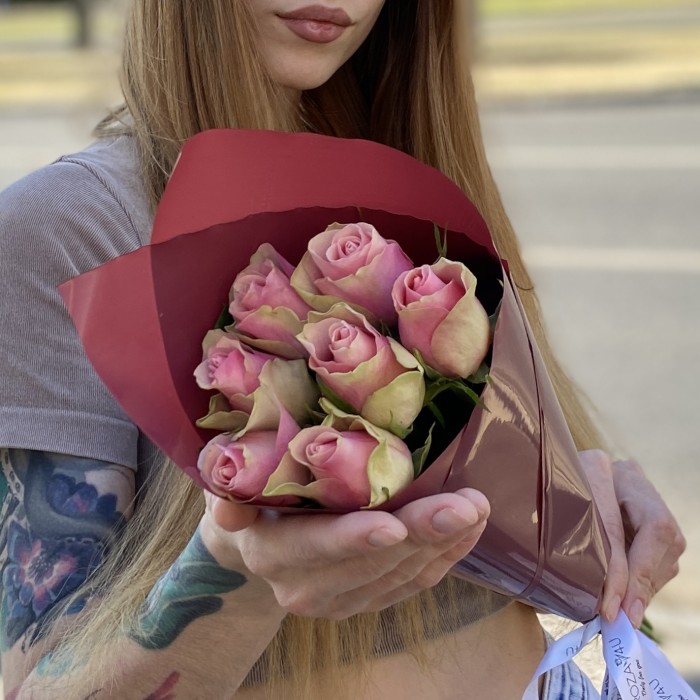 7 розово- зеленых роз Бел-роз в упаковке