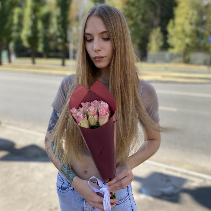 7 розово- зеленых роз Бел-роз в упаковке