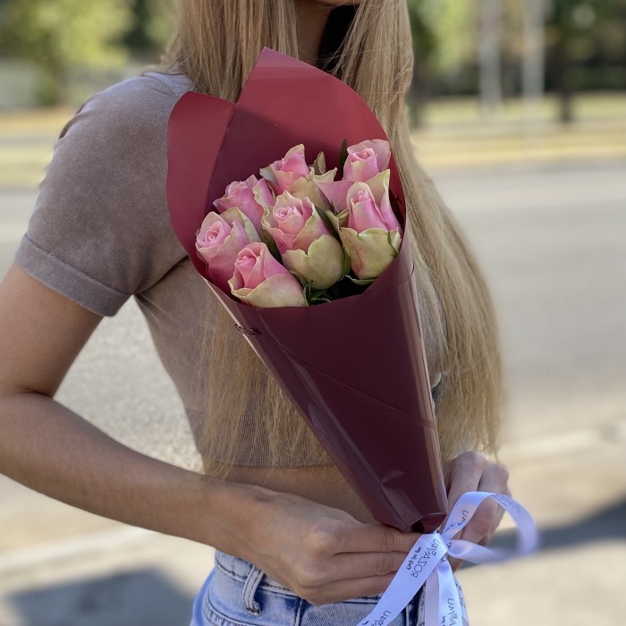 7 розово- зеленых роз Бел-роз в упаковке