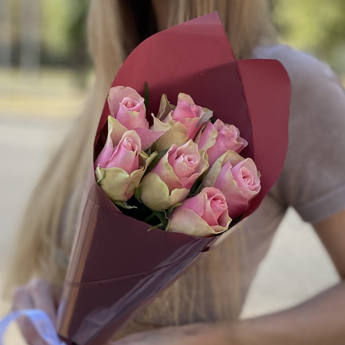 7 розово- зеленых роз Бел-роз в упаковке