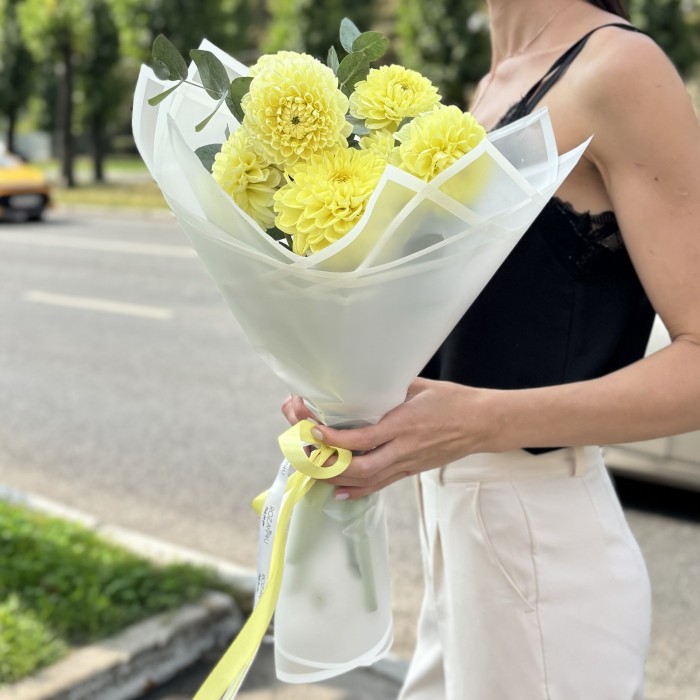 7 желтых георгин помпон с эвкалиптом