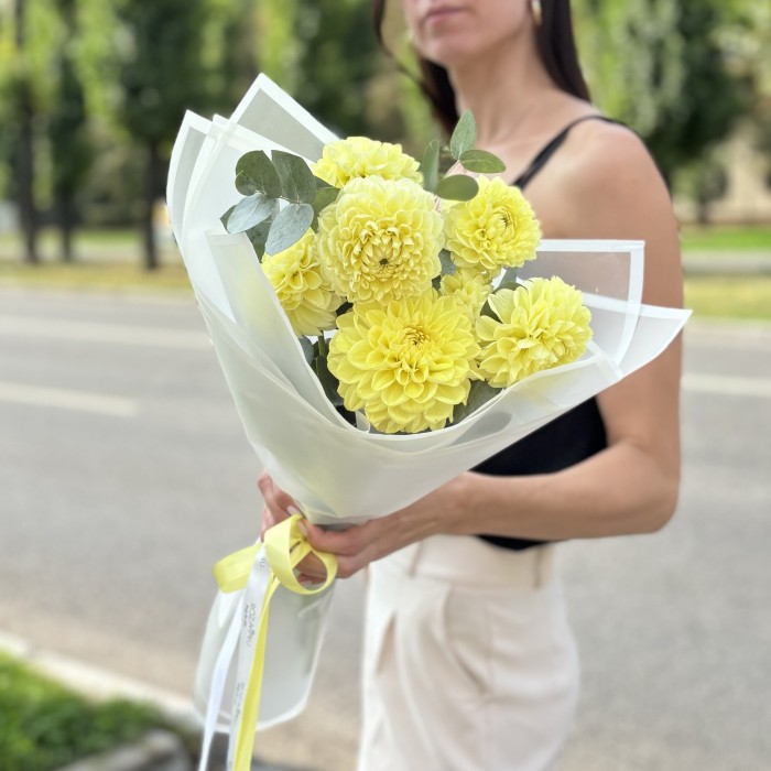 7 желтых георгин помпон с эвкалиптом