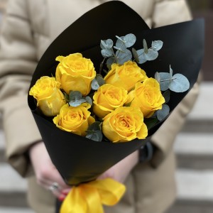 7 желтых роз с эвкалиптом