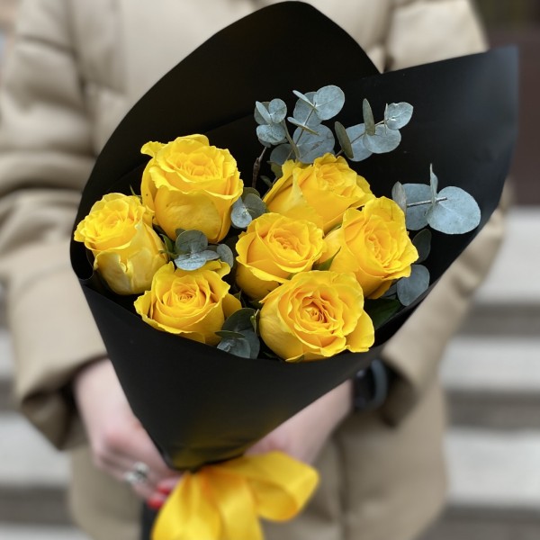 7 желтых роз с эвкалиптом