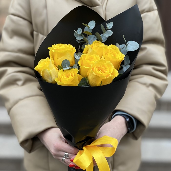7 желтых роз с эвкалиптом