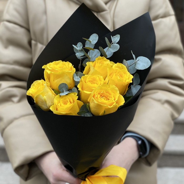 7 желтых роз с эвкалиптом