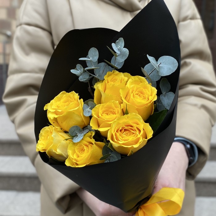 7 желтых роз с эвкалиптом