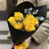 7 желтых роз 50 см с эвкалиптом