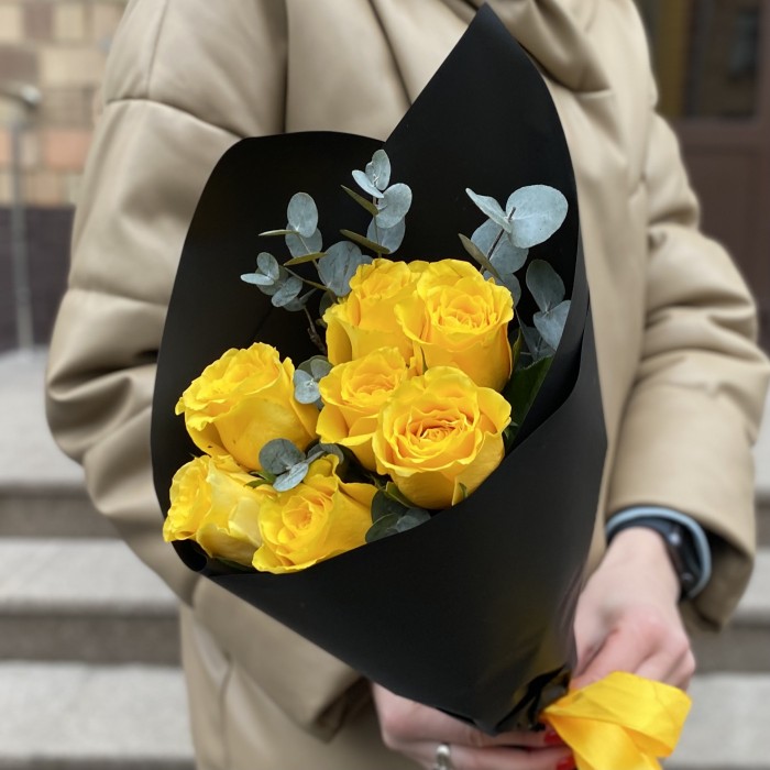 7 желтых роз с эвкалиптом