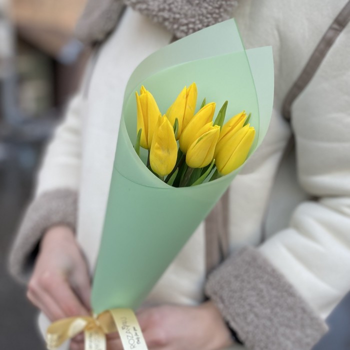 7 желтых тюльпанов в упаковке