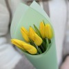 7 желтых тюльпанов в упаковке