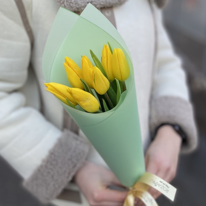 7 желтых тюльпанов в упаковке