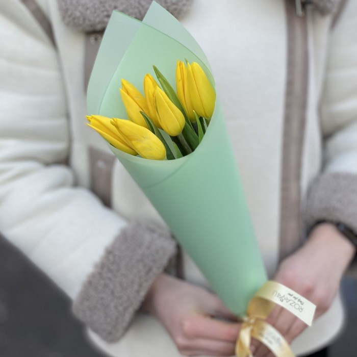 7 желтых тюльпанов в упаковке