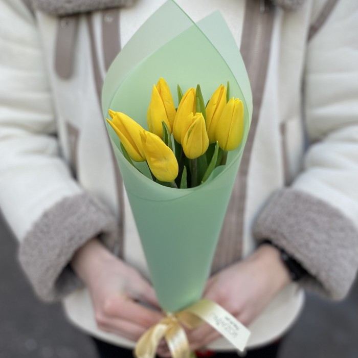 7 желтых тюльпанов в упаковке