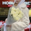 9 длинных белых роз 70 см