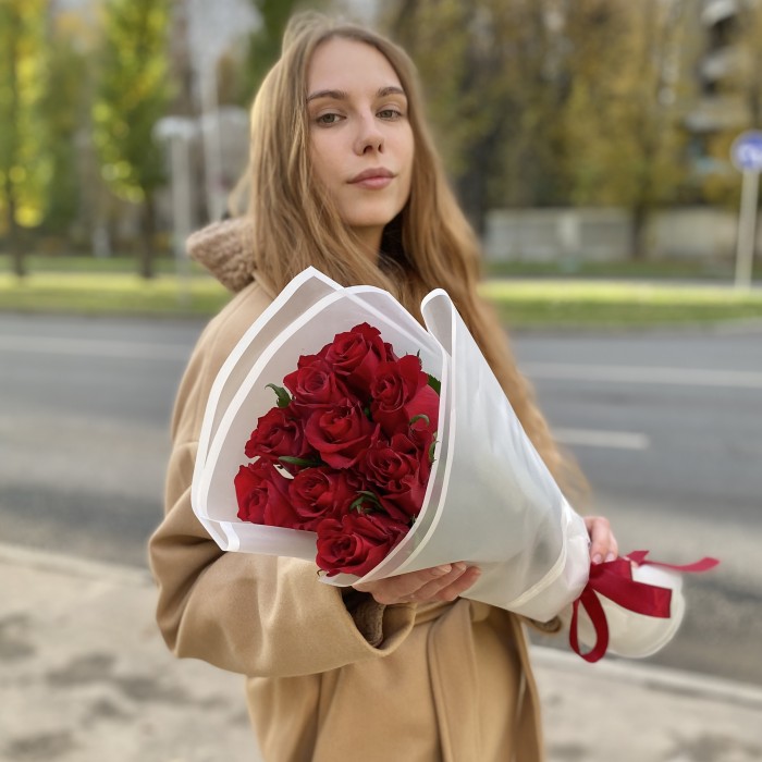 9 красных роз Эвер ред 60 см