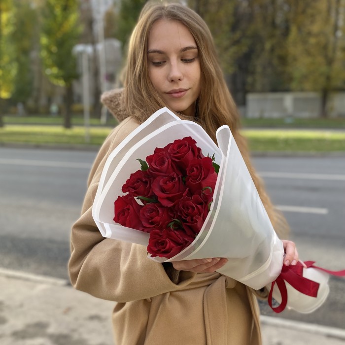 9 красных роз Эвер ред 60 см