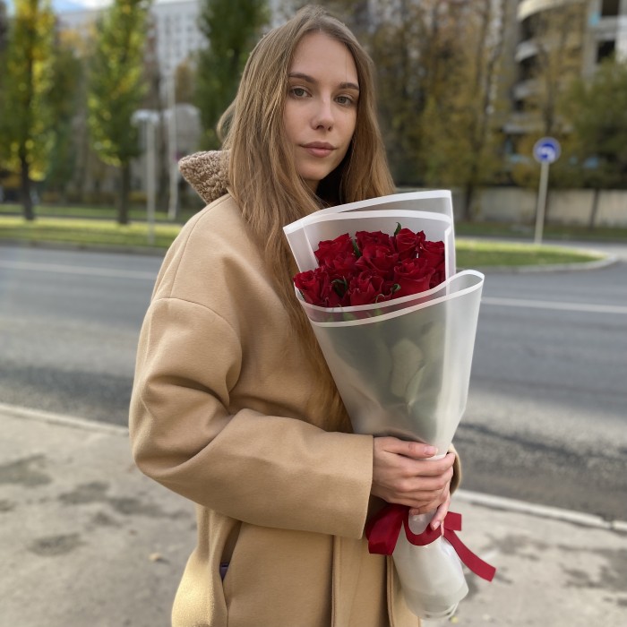 9 красных роз Эвер ред 60 см