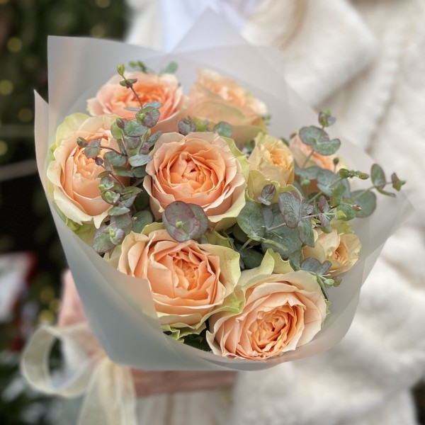 9 кремовых пионовидных роз Гравити с эвкалиптом