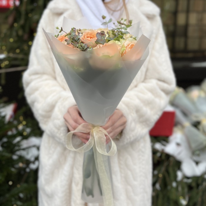 9 кремовых пионовидных роз Гравити с эвкалиптом