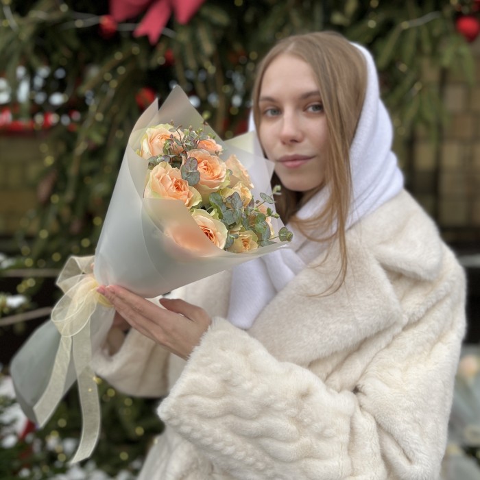 9 кремовых пионовидных роз Гравити с эвкалиптом