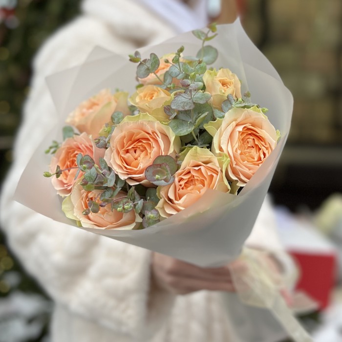 9 кремовых пионовидных роз Гравити с эвкалиптом