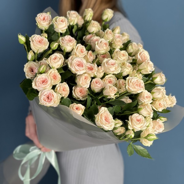 9 кустовых персиковых роз Свит Сара 60 см