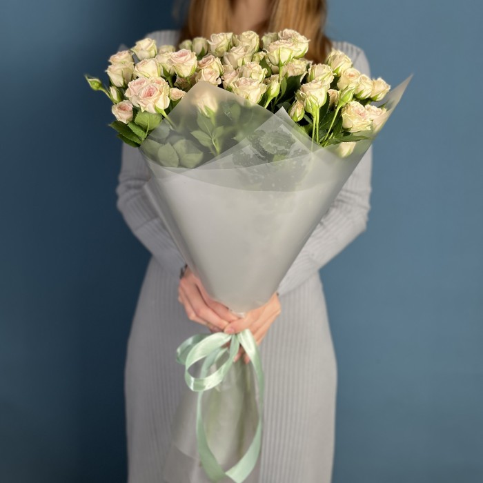 9 кустовых персиковых роз Свит Сара 60 см