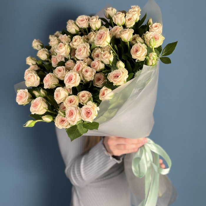 9 кустовых персиковых роз Свит Сара 60 см