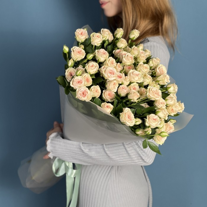 9 кустовых персиковых роз Свит Сара 60 см