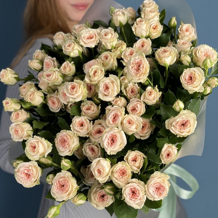 9 кустовых персиковых роз Свит Сара 60 см