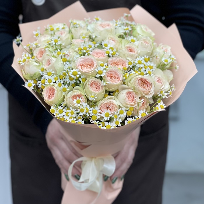 9 кустовых персиково-зеленых роз Павлова с ромашкой