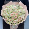 9 кустовых персиково-зеленых роз Павлова с ромашкой