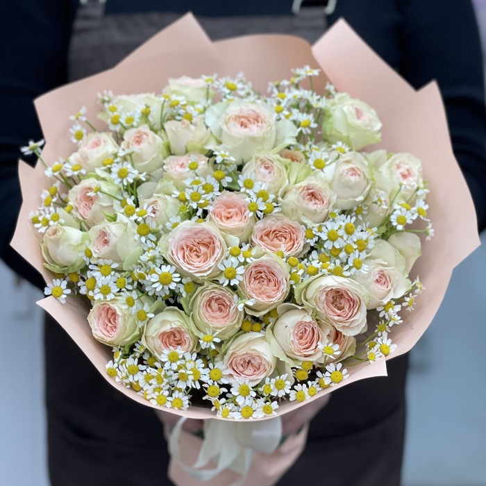 9 кустовых персиково-зеленых роз Павлова с ромашкой