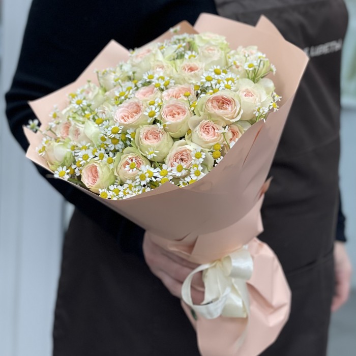 9 кустовых персиково-зеленых роз Павлова с ромашкой