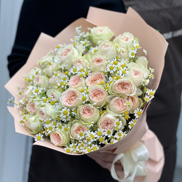9 кустовых персиково-зеленых роз Павлова с ромашкой