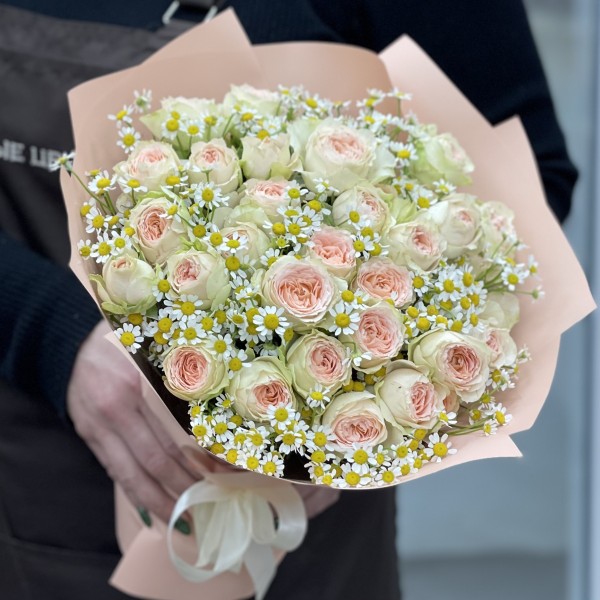 9 кустовых персиково-зеленых роз Павлова с ромашкой
