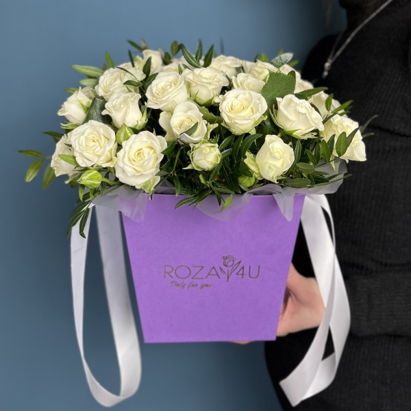 9 кустовых белых роз Сноуфлейк в коробке