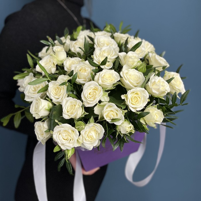 9 кустовых белых роз Сноуфлейк в коробке